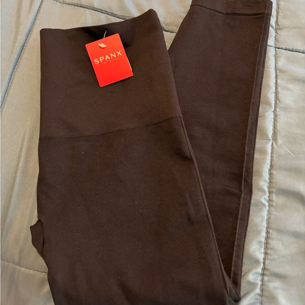 NWT Spanx Look At Me Now Seamless Cropped Legging in Port Navy